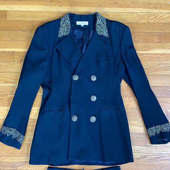 Suit with skirt - Picture 2 of 3